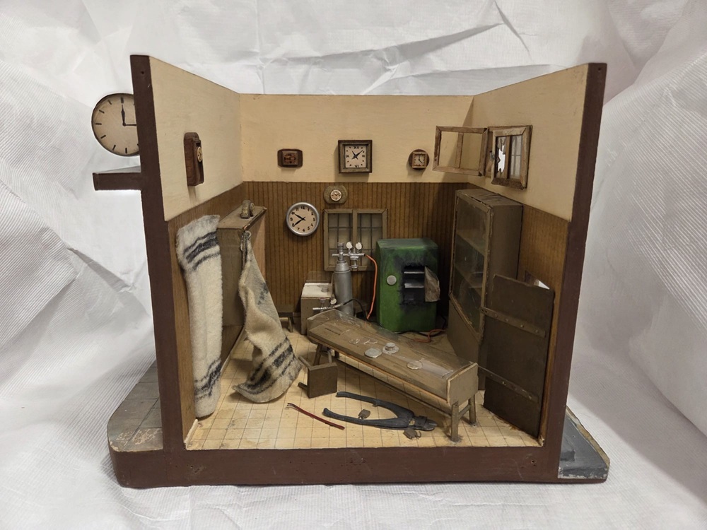 Menashe Shikmoni, Model reconstructing a break-in at a business, 1950-1968, mixed media, 23×31×26 cm., collection of the Israel Police Heritage Center, Beit Shemesh (photo: Irit Lev Beyth)